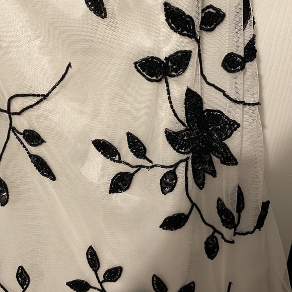 Size XXS. Worn once. White strapless dress with black beading - Picture 2 of 5